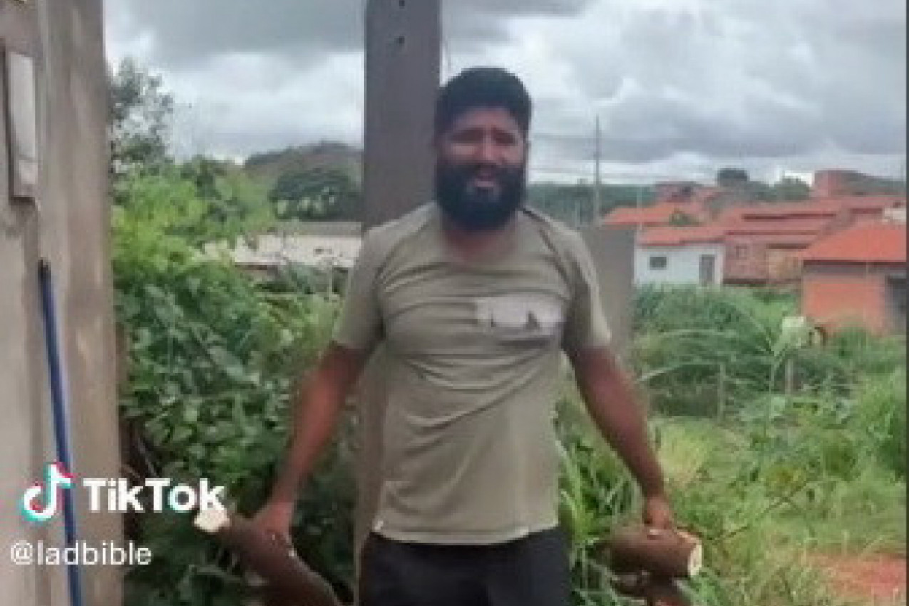 RADIO JE U DVORIŠTU, A KAD SE OKRENUO SVI SU VRISNULI! Ono što je ovaj muškarac imao na leđima prestravilo je sve, a najgore je tek došlo! (VIDEO)