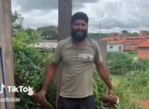 RADIO JE U DVORIŠTU, A KAD SE OKRENUO SVI SU VRISNULI! Ono što je ovaj muškarac imao na leđima prestravilo je sve, a najgore je tek došlo! (VIDEO)