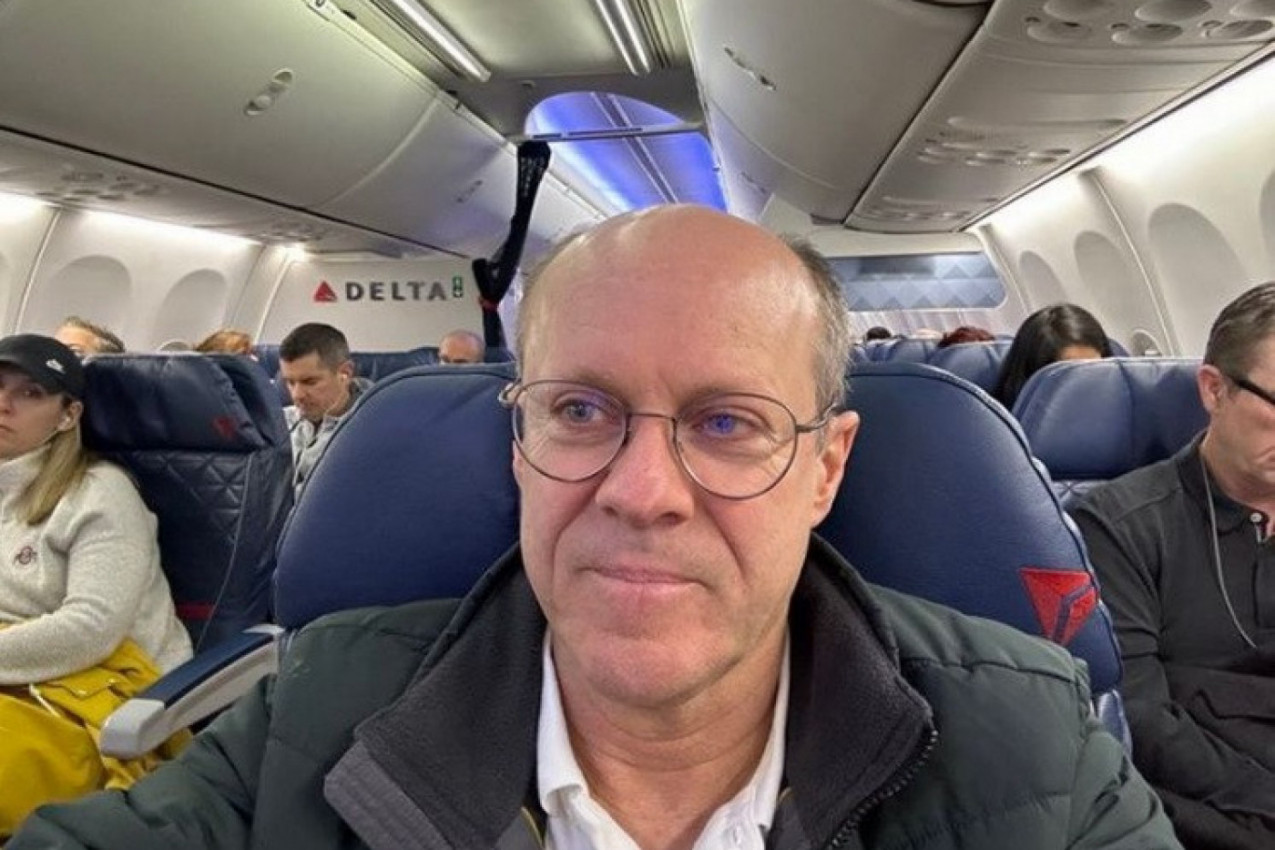 MULTIMILIONER ŽENI U AVIONU IZNEO JEZIVU PONUDU: Tražio joj je da uradi samo jednu stvar i u zamenu joj ponudio 100.000 dolara!