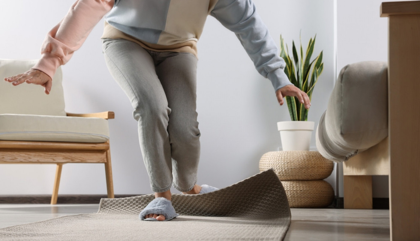 ZAKRIVLJENI SU VAM ČOŠKOVI NA TEPIHU I STALNO SE SAPLIĆETE? Evo šta treba učiniti kako bi začas sve bilo ispravljeno! (VIDEO)