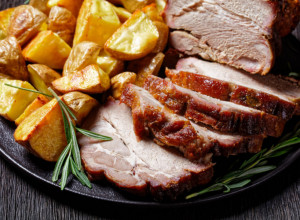 SVINJSKI KARE SA PEČENIM KROMPIROM: Savršen ručak za vikend popodne!