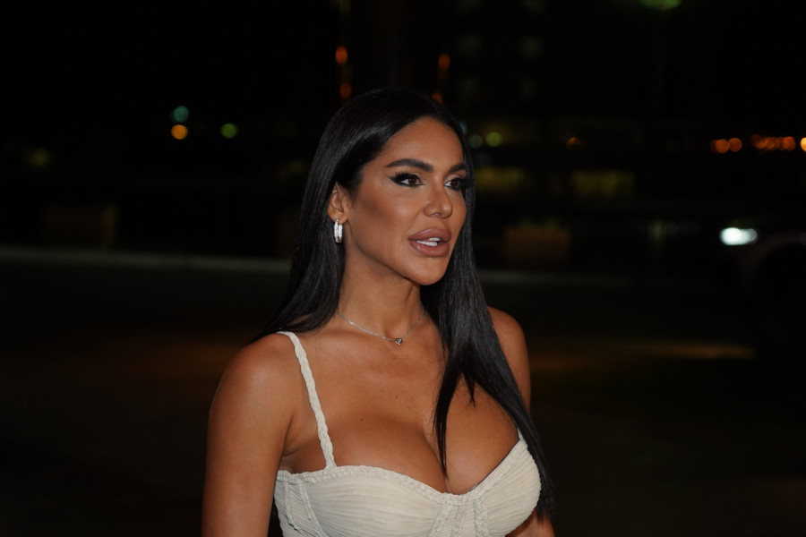 RASKOPČALA JE MANTIL A ISPOD NJEGA SKORO NIŠTA: Marina Visković nasred ulice u nikad vrelijem izdanju (FOTO)