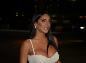 RASKOPČALA JE MANTIL A ISPOD NJEGA SKORO NIŠTA: Marina Visković nasred ulice u nikad vrelijem izdanju (FOTO)