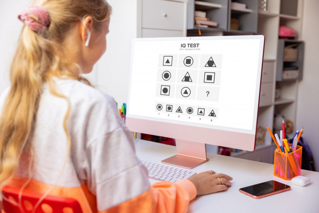 DEVOJČICA OD 12 GODINA IMA VEĆI IQ OD AJNŠTAJNA I HOKINGA: Svet je upoznao novog genija koji pomera sve granice (FOTO)