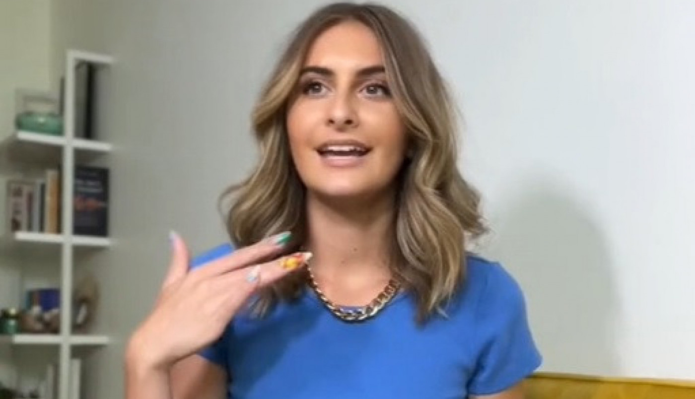 NIKADA NE NOSI BRUSHALTER A NJENE GRUDI IZGLEDAJU FENOMENALNO: Devojka bujnih oblina otkrila trik koji je oduševio devojke, ovo je neverovatno! (VIDEO)