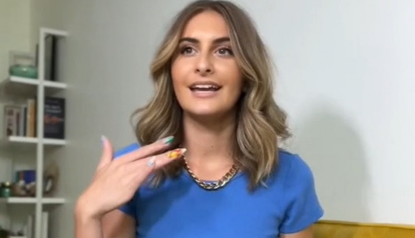 NIKADA NE NOSI BRUSHALTER A NJENE GRUDI IZGLEDAJU FENOMENALNO: Devojka bujnih oblina otkrila trik koji je oduševio devojke, ovo je neverovatno! (VIDEO)