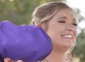 STALA JE PRED MATIČARA A ONDA JE POČELA DA SE TRESE I SKIDA VENČANICU: Osetila je žmarce po kičmi a onda su svi šokirano shvatili šta dešava, o mladoženjiinoj reakciji svi govore (VIDEO)