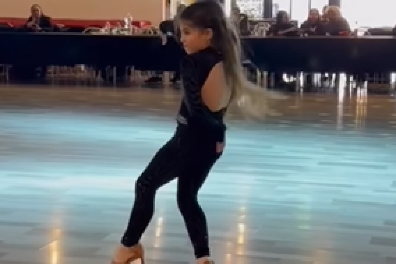 DEVOJČICA JE IZVELA KOREOGRAFIJU ZBOG KOJE JE "RAZAPETA" NA DRUŠTVENIM MREŽAMA: Svi su primetili jedan detalj, ali ona ima samo 8 godina! (VIDEO/FOTO)