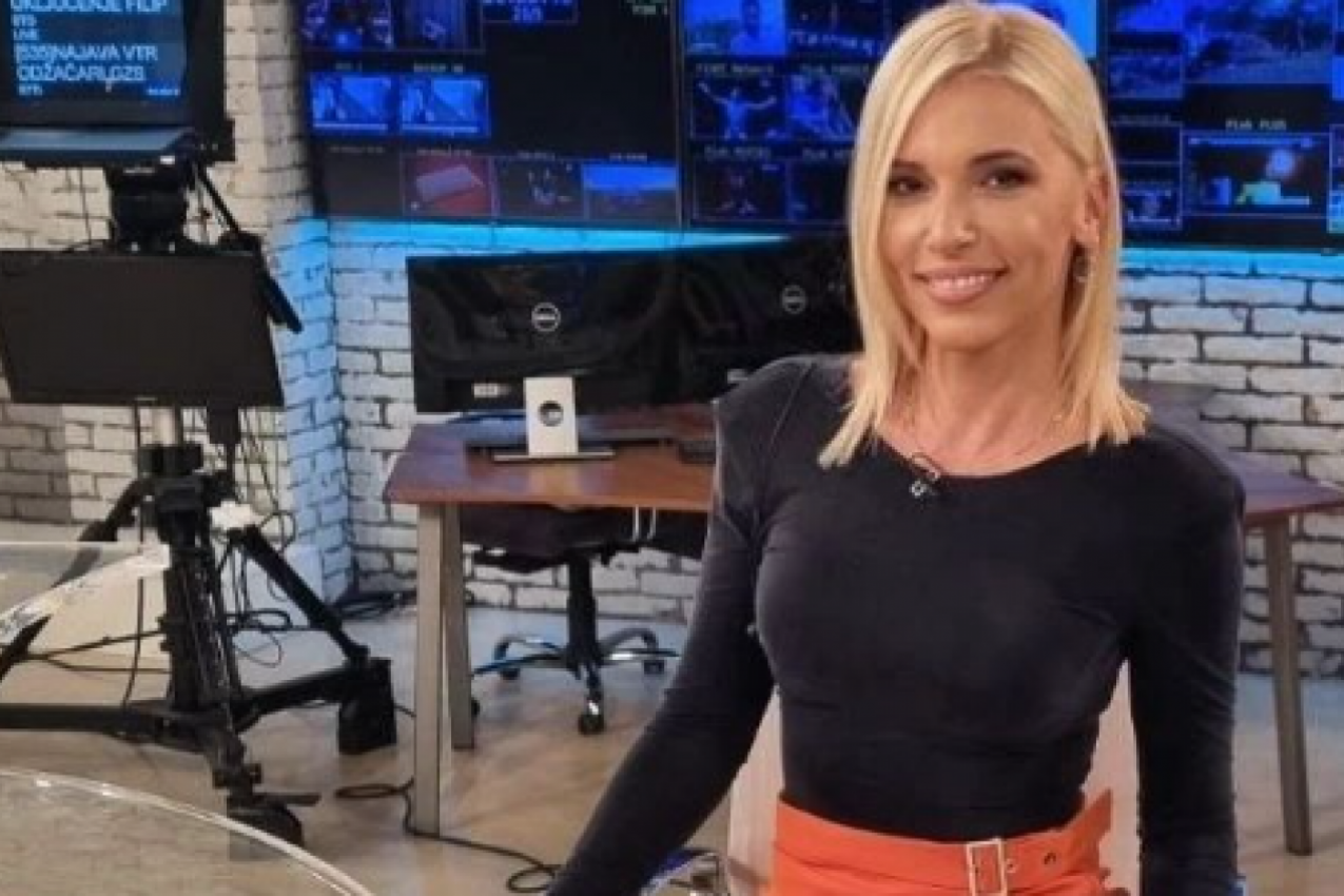 IRINA VUKOTIĆ NAJAVILA PROLEĆE U SPECIFIČNOM STAJLINGU, ali svi bruje o tom muškarcu! Ko to slika lepu voditeljku? (FOTO)