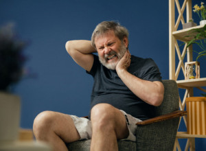 ZAVRŠIO JE U BOLNICI SA TEŠKIM MOŽDANIM UDAROM I PARALIZOVAN: Lekari su bili zgranuti kad su čuli šta je radio sa sopstvenim vratom