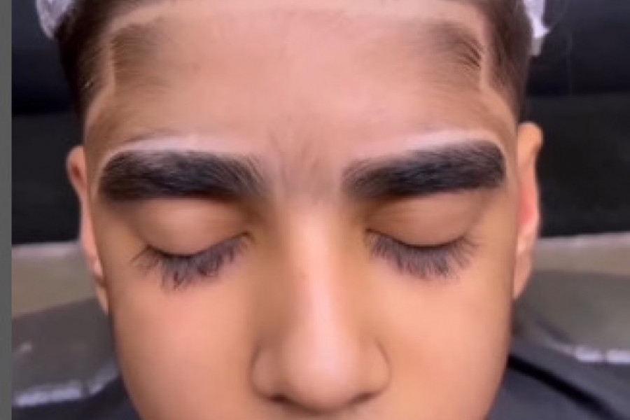 SEDEO JE U FRIZERSKOM SALONU, A ONDA JE DREKNUO OD BOLA I POSKOČIO SA STOLICE: Ono što je ovaj frizer uradio jednom mladiću niko nije očekivao (VIDEO)