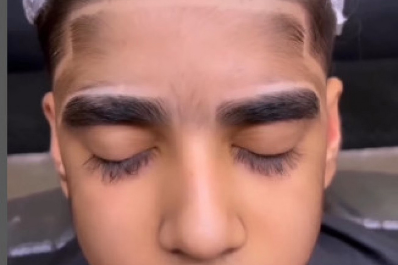 SEDEO JE U FRIZERSKOM SALONU, A ONDA JE DREKNUO OD BOLA I POSKOČIO SA STOLICE: Ono što je ovaj frizer uradio jednom mladiću niko nije očekivao (VIDEO)