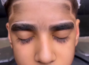 SEDEO JE U FRIZERSKOM SALONU, A ONDA JE DREKNUO OD BOLA I POSKOČIO SA STOLICE: Ono što je ovaj frizer uradio jednom mladiću niko nije očekivao (VIDEO)