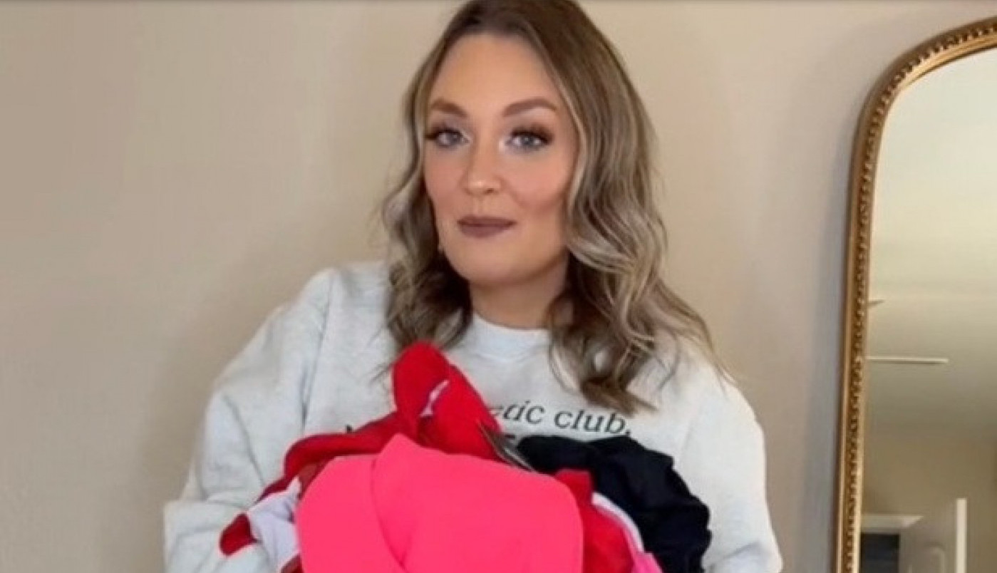 NOSIM VELIČINU XL I PREKO INTERNETA SAM NARUČILA KUPAĆI, potpuno sam zatečena onim što mi je stiglo! Tiktokerka se razgolitila pred kamerama i pokazala SVE! (VIDEO)