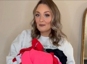 NOSIM VELIČINU XL I PREKO INTERNETA SAM NARUČILA KUPAĆI, potpuno sam zatečena onim što mi je stiglo! Tiktokerka se razgolitila pred kamerama i pokazala SVE! (VIDEO)