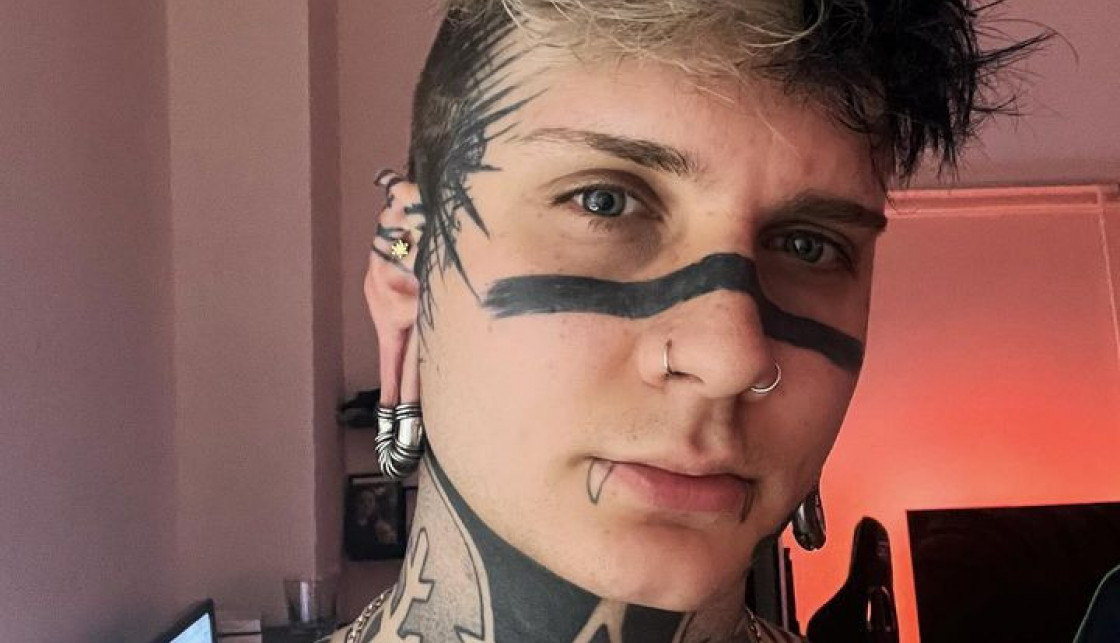 ZBOG TETOVAŽA GA PLJUJU NA ULICI I GOVORE MU DA UMRE: Muškarac otkrio da ne planira da stane sa drastičnim promenama ličnog opisa (FOTO)