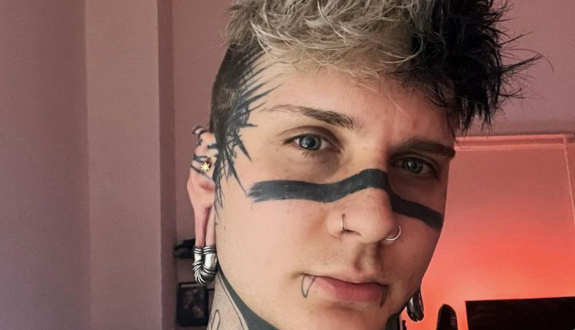 ZBOG TETOVAŽA GA PLJUJU NA ULICI I GOVORE MU DA UMRE: Muškarac otkrio da ne planira da stane sa drastičnim promenama ličnog opisa (FOTO)