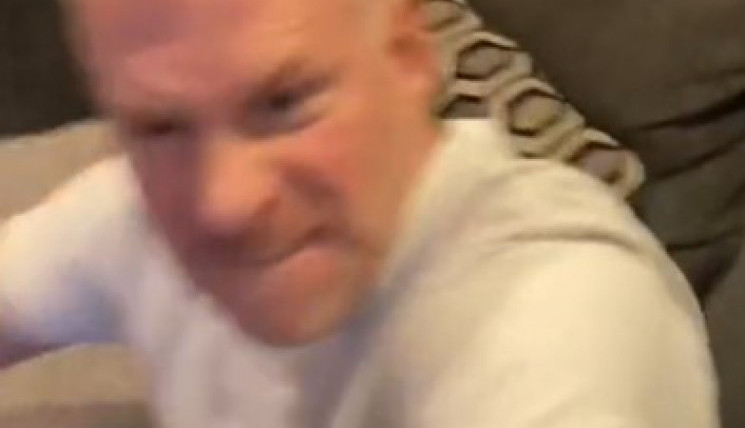 RODITELJI SU SINA OSTAVILI SAMOG KOD KUĆE I ZATEKLI UŽAS: Prava drama se odvijala u kuhinji, od prizora koji su videli umalo im se nije slošilo (VIDEO)