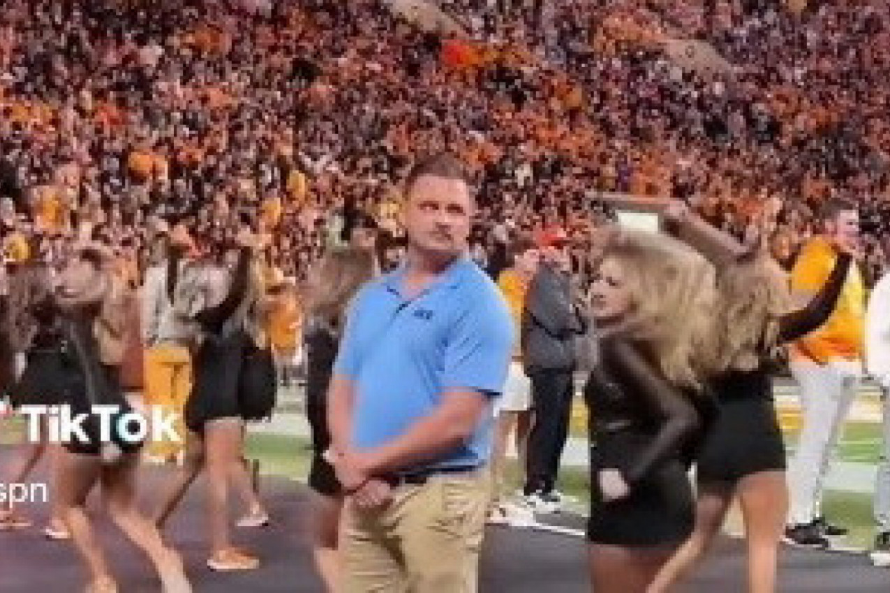 NASTALO JE KOMEŠANJE NA UTAKMICI ZBOG ČLANA OBEZBEĐENJA KOJI JE SMETAO PLESAČICAMA: Šta je zatim taj čovek uradio s devojkama izazvalo je vrisak, pa ovacije 106.000 ljudi! (VIDEO)