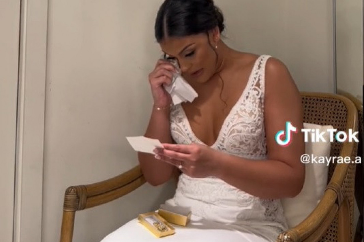 NA DAN VENČANJA DO MLADE JE DOŠAO POKLON OD MLADOŽENJE, ALI ON NIJE BIO ZA NJU! Pala je u stolicu i briznula u plač kada je videla šta je ispisano na poruci! (VIDEO)