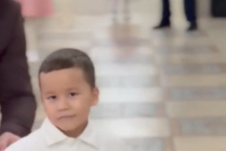 NASRED SVADBE DEČAK JE IZAŠAO NA PODIJUM I NAPRAVIO ŠOU: Mladenci u neverici gledali šta se dešava, pare letele na sve strane (VIDEO)