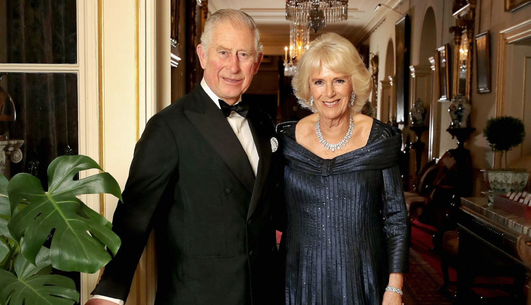 KAMILA, ŠTA SI TO OBUKLA? Tokom prve zvanične posete kralja Čarlsa i njegove supruge sve oči su bile uprte u nju (VIDEO)