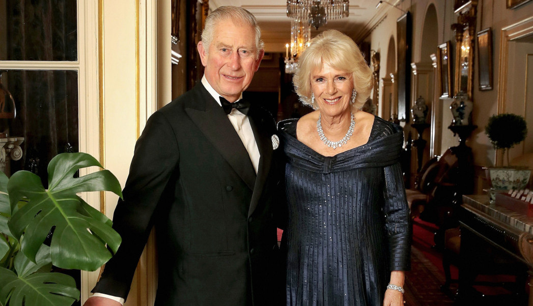 KAMILA, ŠTA SI TO OBUKLA? Tokom prve zvanične posete kralja Čarlsa i njegove supruge sve oči su bile uprte u nju (VIDEO)