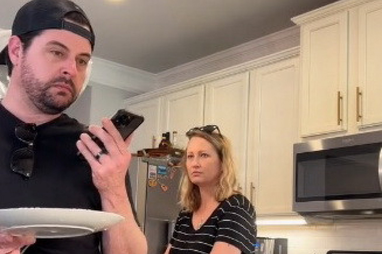 PRED ŽENOM JE POZVAO MAJKU I POŽALIO JOJ SE KAKO MU JE KUĆA PRLJAVA: Reakcija njegove supruge je urnebesna, šta biste vi uradile? (VIDEO)