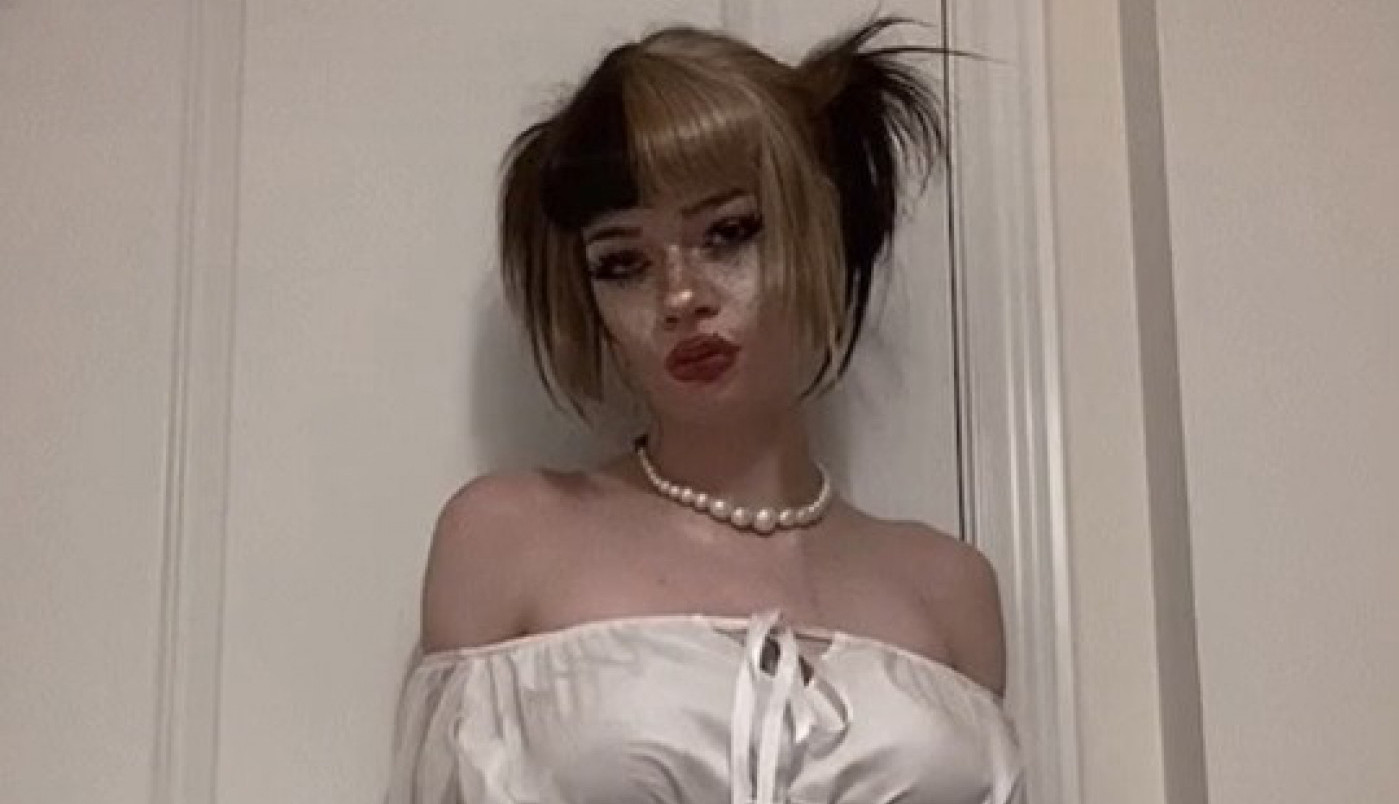 OVA DEVOJKA KRIJE NEVEROVATNU TAJNU: Ljudi se zaprepaste kada vide kako u stvari izgleda! (VIDEO)