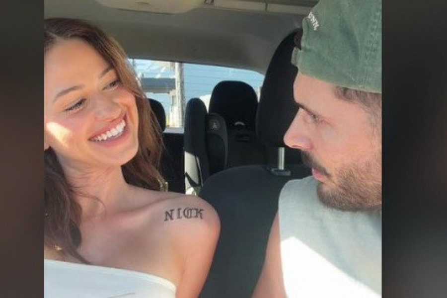 ISTETOVIRALA JE NJEGOVO IME NA RAMENU DA GA IZNENADI, ali usledila je reakcija zbog koje su svi zanemeli! To je samo trebalo da bude dokaz ljubavi! (VIDEO)