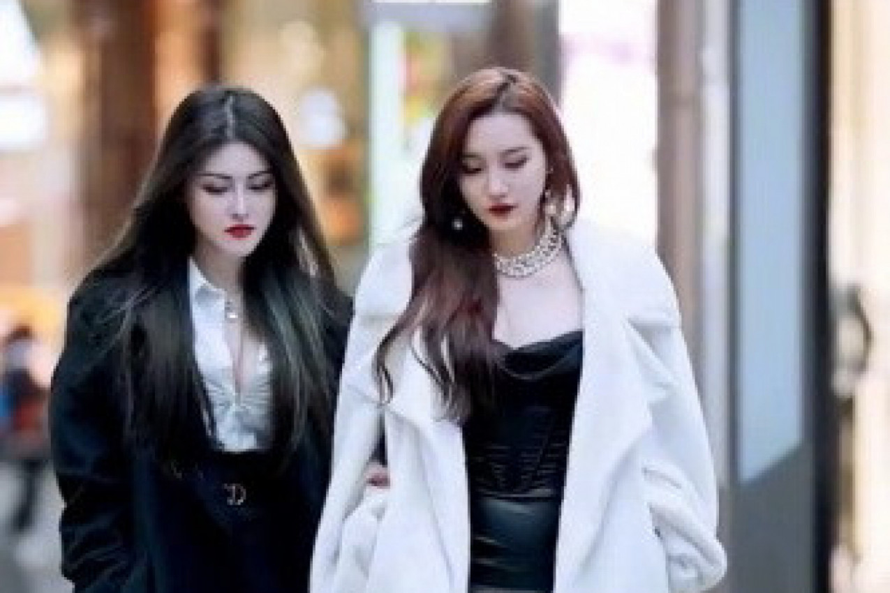 "MISLILA SAM DA SAM U TRENDU DOK NISAM OTIŠLA U KINU": Devojke koje je zatekla na ulici u najmnogoljudnijoj zemlji ostavljaju bez daha, da li je moguće da ovako šetaju usred dana? (VIDEO)