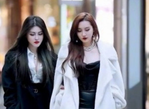 "MISLILA SAM DA SAM U TRENDU DOK NISAM OTIŠLA U KINU": Devojke koje je zatekla na ulici u najmnogoljudnijoj zemlji ostavljaju bez daha, da li je moguće da ovako šetaju usred dana? (VIDEO)