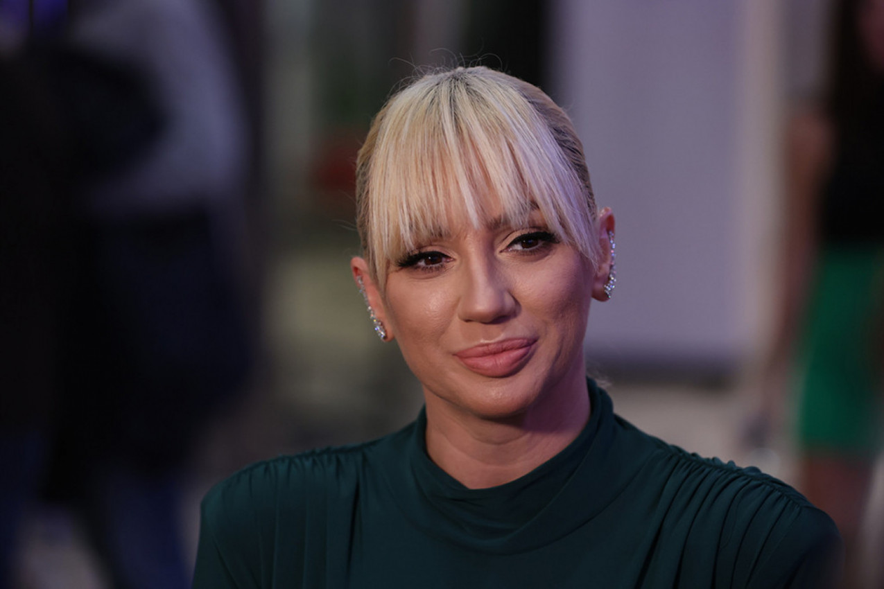 ANA KOKIĆ KRILA DA UPORNO RADI JEDNU STVAR! Izazvala brojne reakcije fanova: "Da li je u redu da to čini žena koja je rađala"? (FOTO/VIDEO)