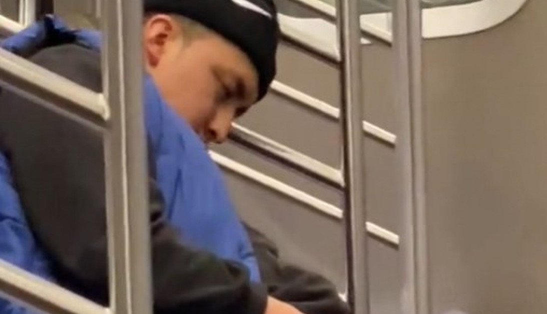 ZASPAO JE U METROU A ONDA JE OSETIO KAKO GA NEKO DODIRUJE: Muškarac se sledio od straha kad je shvatio šta se dešava (VIDEO)