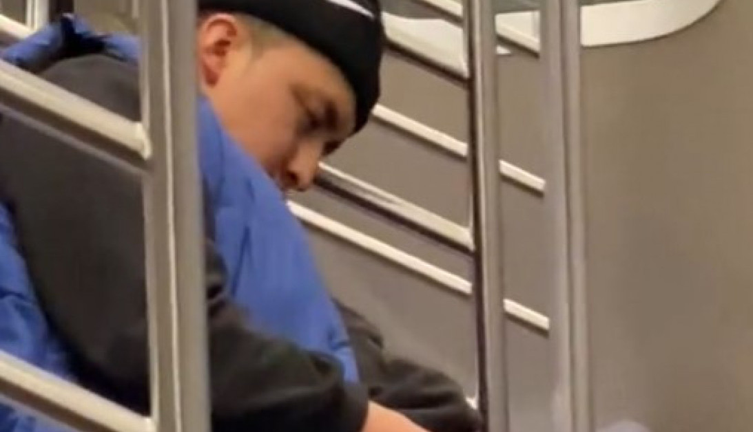 ZASPAO JE U METROU A ONDA JE OSETIO KAKO GA NEKO DODIRUJE: Muškarac se sledio od straha kad je shvatio šta se dešava (VIDEO)