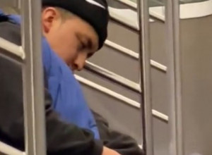 ZASPAO JE U METROU A ONDA JE OSETIO KAKO GA NEKO DODIRUJE: Muškarac se sledio od straha kad je shvatio šta se dešava (VIDEO)