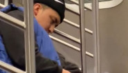ZASPAO JE U METROU A ONDA JE OSETIO KAKO GA NEKO DODIRUJE: Muškarac se sledio od straha kad je shvatio šta se dešava (VIDEO)