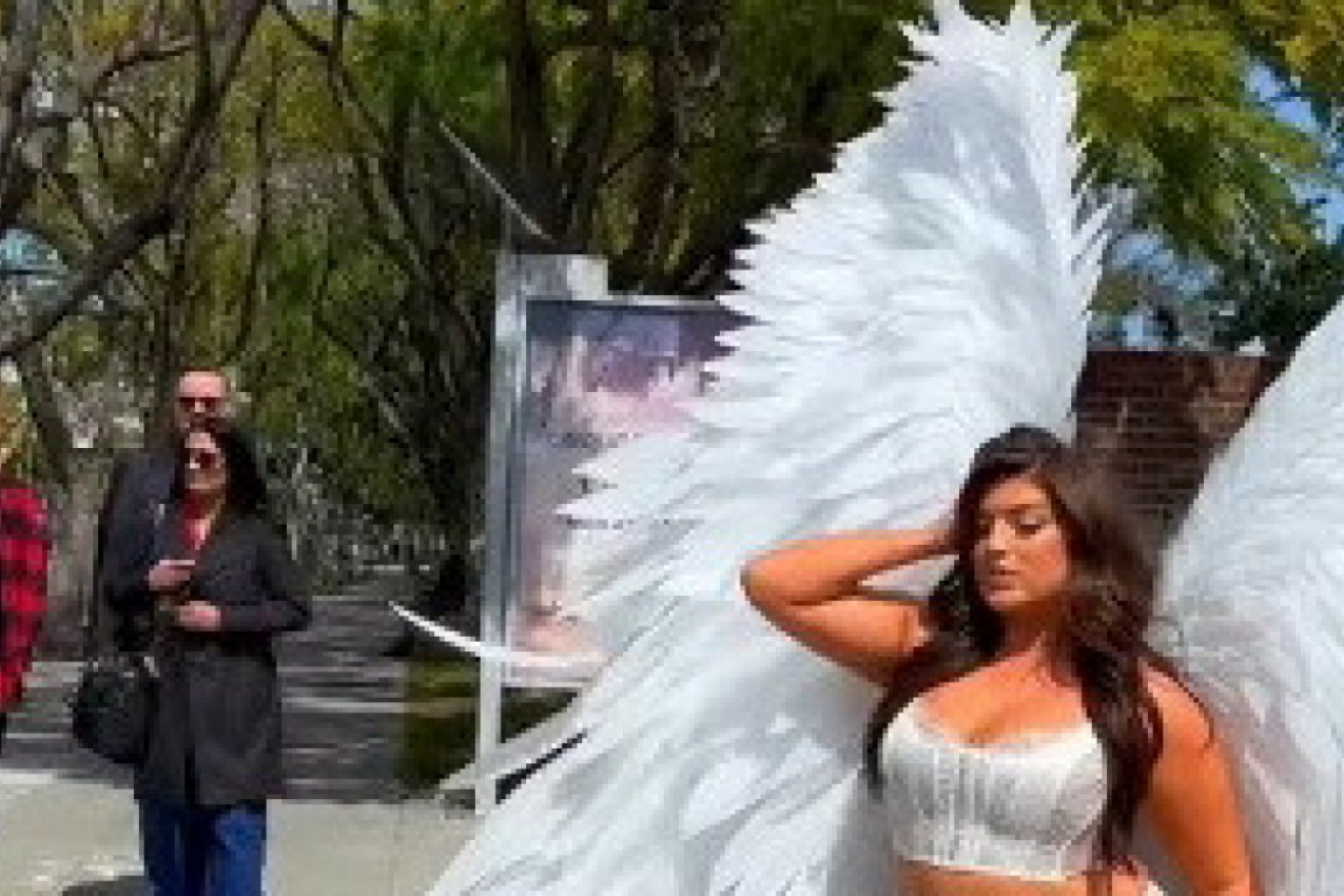 STALA JE NASRED ULICE I SKINULA SE U DONJI VEŠ: Prolaznici šokirano gledali u njeno telo, da li je ovo moguće?(VIDEO)