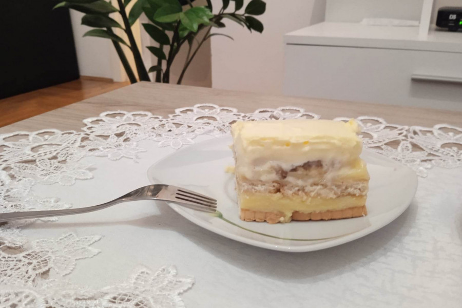 SOČNI KOLAČ OD BANANE GOTOV ZA 20 MINUTA: Jednostavna poslastica bez pečenja u kojoj ćete uživati!