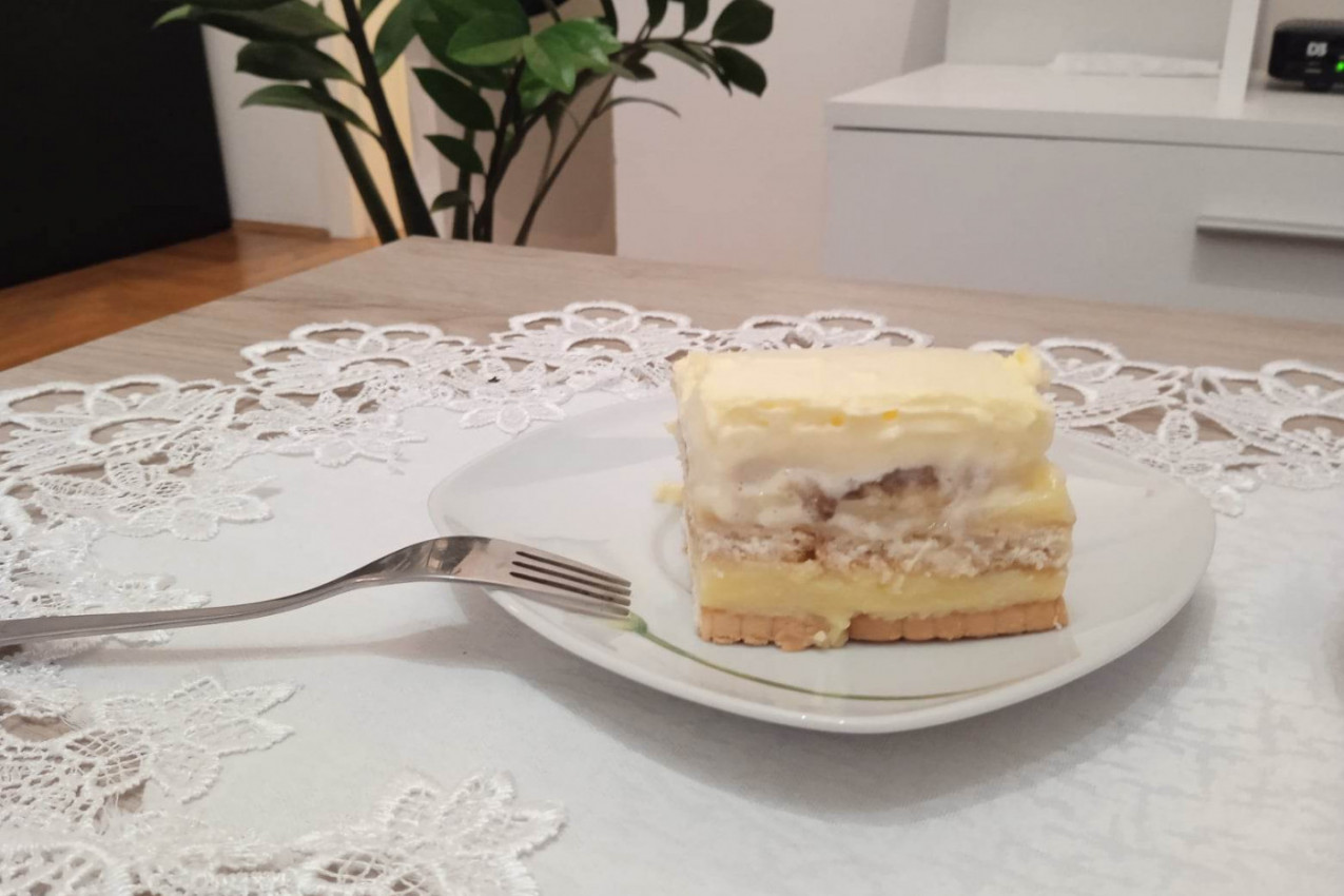 SOČNI KOLAČ OD BANANE GOTOV ZA 20 MINUTA: Jednostavna poslastica bez pečenja u kojoj ćete uživati!