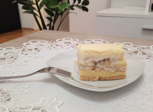 SOČNI KOLAČ OD BANANE GOTOV ZA 20 MINUTA: Jednostavna poslastica bez pečenja u kojoj ćete uživati!