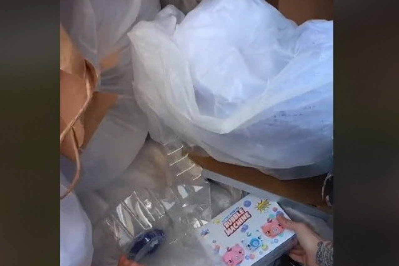 KOPAO JE PO KONTEJNERU, A ONDA UGLEDAO NEŠTO KAKO SVETLUCA: Vrisnuo je od šoka i iznenađenja, ali onda je naišao na još veće ČUDO! (VIDEO)