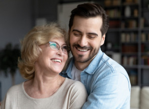 MOJA MAJKA IMA 63 GODINE I ZABAVLJA SE SA MLAĐIM MUŠKARCIMA: A onda sam na internetu otkrila šokantnu istinu o njoj!