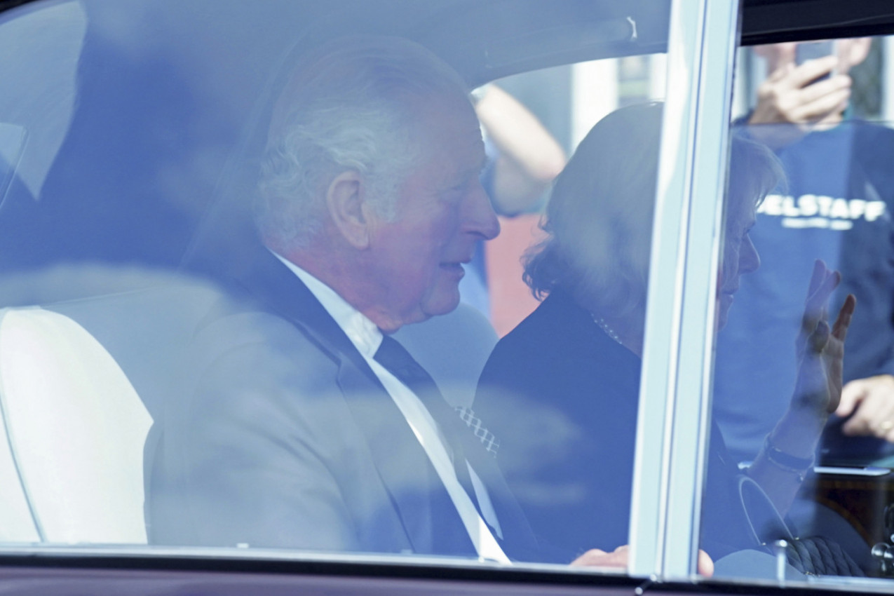 ČARLS I KAMILA PREMRLI OD STRAHA, USLEDIO JE KRIK, ONA ZAVRŠILA NA PODU AUTOMOBILA: Britanci u šoku, kralj pokazao emocije u javnosti! (FOTO)