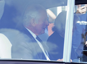 ČARLS I KAMILA PREMRLI OD STRAHA, USLEDIO JE KRIK, ONA ZAVRŠILA NA PODU AUTOMOBILA: Britanci u šoku, kralj pokazao emocije u javnosti! (FOTO)