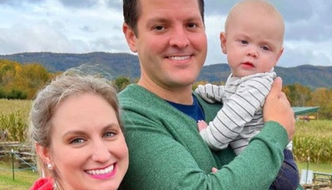 DECA MEŠAJU OČEVE, NE ZNAJU KOJI JE NJIHOV: Neobičan život bračnog para koji deli stan sa još jednim supružnicima (FOTO)