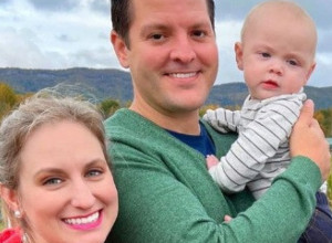 DECA MEŠAJU OČEVE, NE ZNAJU KOJI JE NJIHOV: Neobičan život bračnog para koji deli stan sa još jednim supružnicima (FOTO)