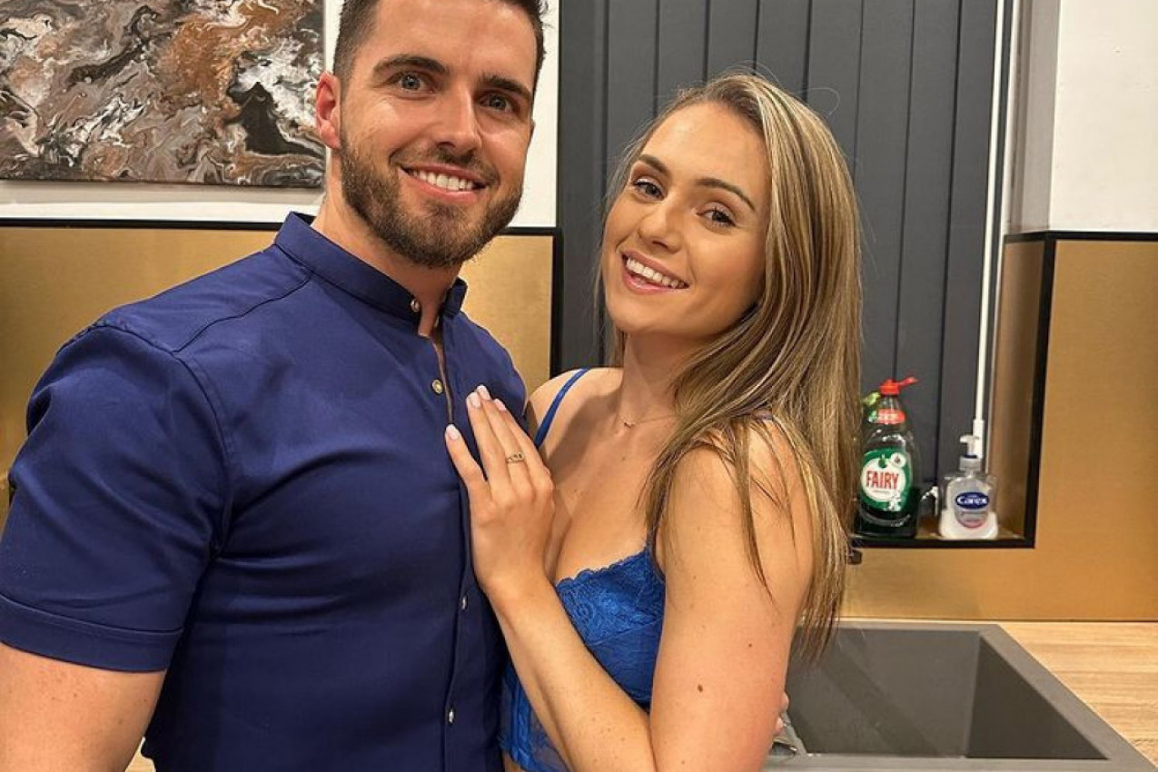 ODNOSI U TROJE UČVRSTILI SU NAM BRAK: U krevet dovode druge partnere i to odlično naplaćuju (VIDEO)