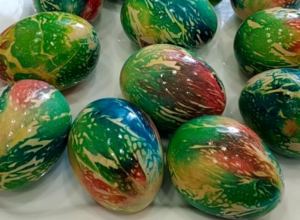 RUSKA TEHNIKA FARBANJA JAJA KOJA JE ODUŠEVILA SVET: Samo ovako ćete ih dobiti u duginim bojama! (FOTO/VODEO)