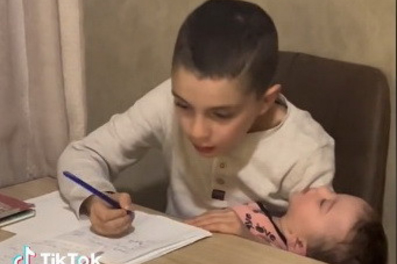 OSTAVILA JE NA KRATKO SINA SA NJEGOVOM MALENOM SESTROM, nije ni sanjala šta će se dogoditi: Kada se vratila zatekla je scenu zbog koje su joj suze navrle na oči! (VIDEO)